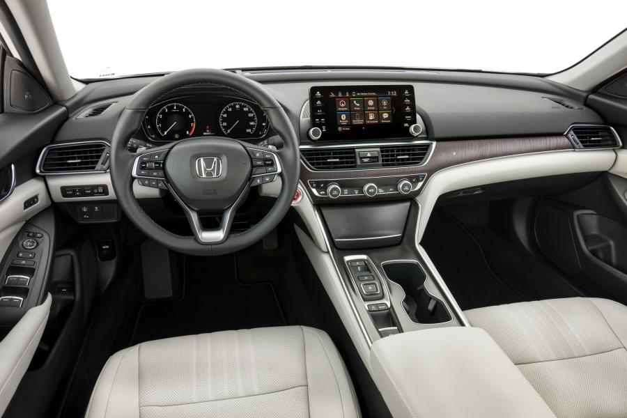 Торпедо Honda Accord Touring Hybrid 2017 года  (NA) (фото 2 из 170)